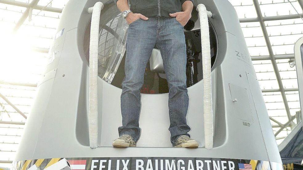 Baumgartner mit Österreich-Fahne. (Archivbild) Foto: Barbara Gindl/APA/dpa