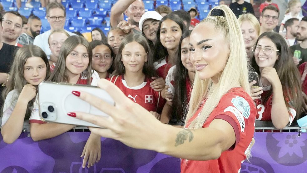 Fußballerin Alisha Lehmann hat jede Menge Fans. Foto: AP Photo/Martin Meissner