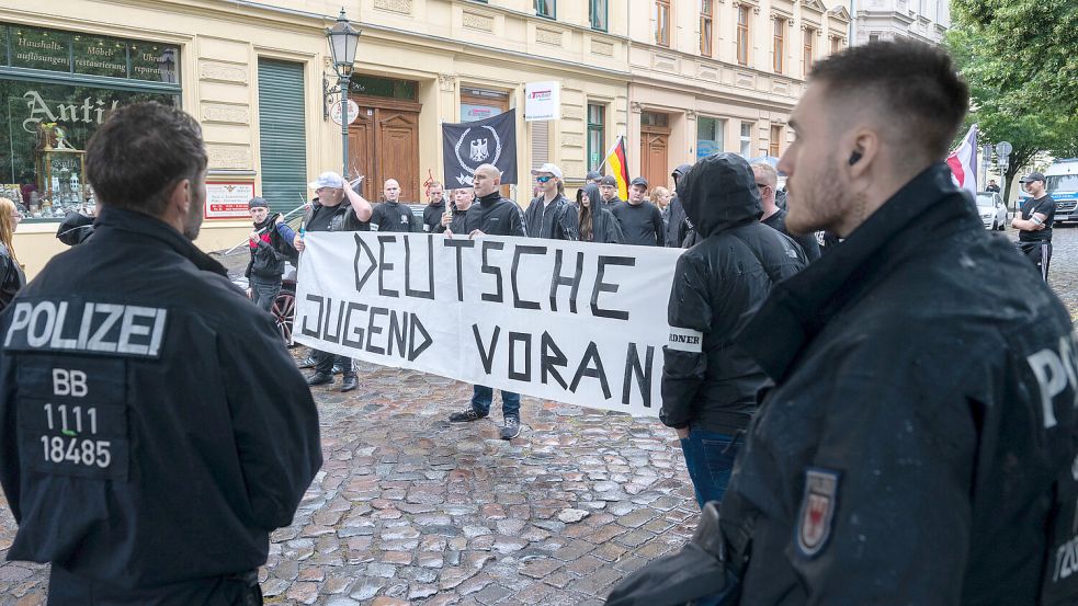 In anderen Städten, hier in Bernau, machen rechte Jugendliche und junge Erwachsene massiv Front gegen Veranstaltungen wie den CSD. DPA-Foto: Christophe Gateau