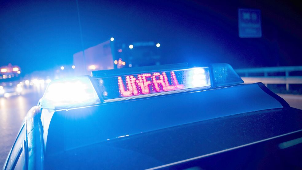 Ein Bagger mit ausgefahrenem Baggerarm hat am Donnerstagabend eine Verkehrsbrücke über die A1 schwer beschädigt. Foto: imago images / 7aktuell