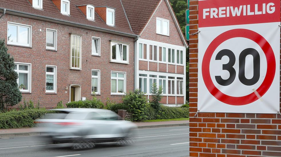 An der Von-Jhering-Straße werden die Verkehrsteilnehmer von privaten Bannern aufgefordert, freiwillig Tempo 30 zu fahren. Foto: Romuald Banik