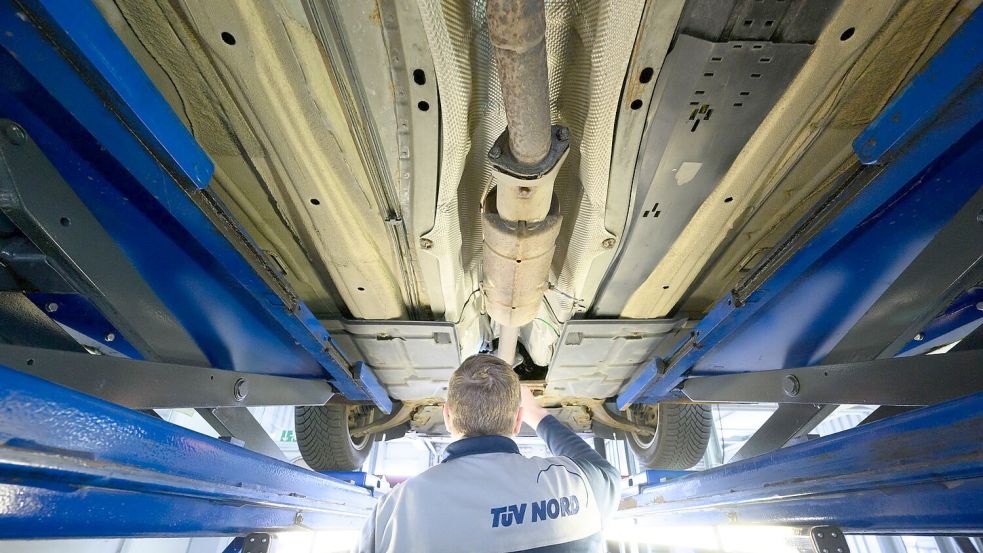 Die meisten Menschen haben mit dem TÜV vor allem bei der Hauptuntersuchung von Fahrzeugen zu tun. (Archivbild) Foto: Julian Stratenschulte/dpa