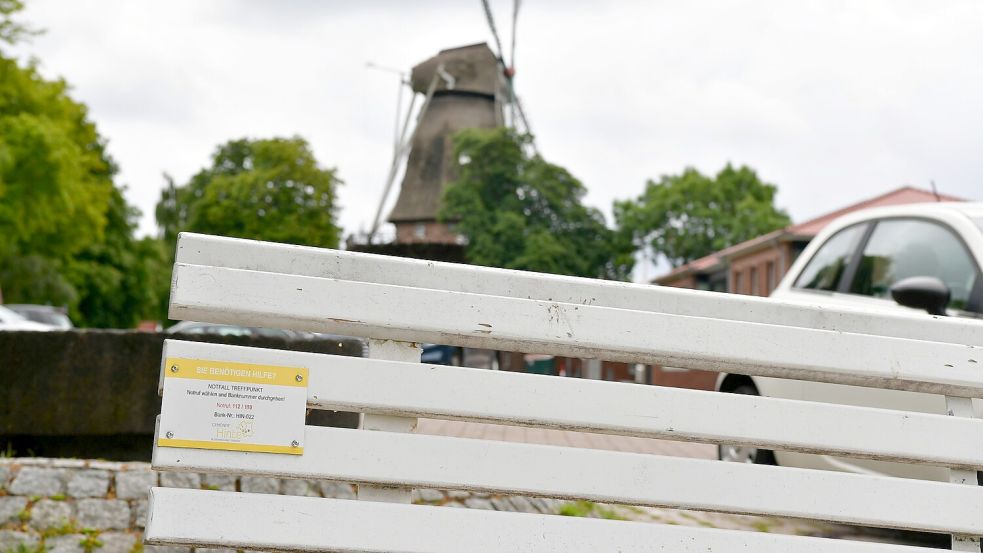 Die Bänke in Hinte sind jetzt nicht mehr nur zum Sitzen da – sie könnten Leben retten. Fotos: Heinz Wagenaar