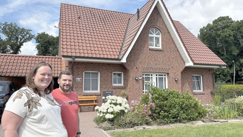 Claudia und Oliver Sempell wollen ihr Haus verkaufen, wenn Stromnetzbetreiber Tennet in Nortmoor sein Multiterminal-Hub baut. Foto: Lars Löschen