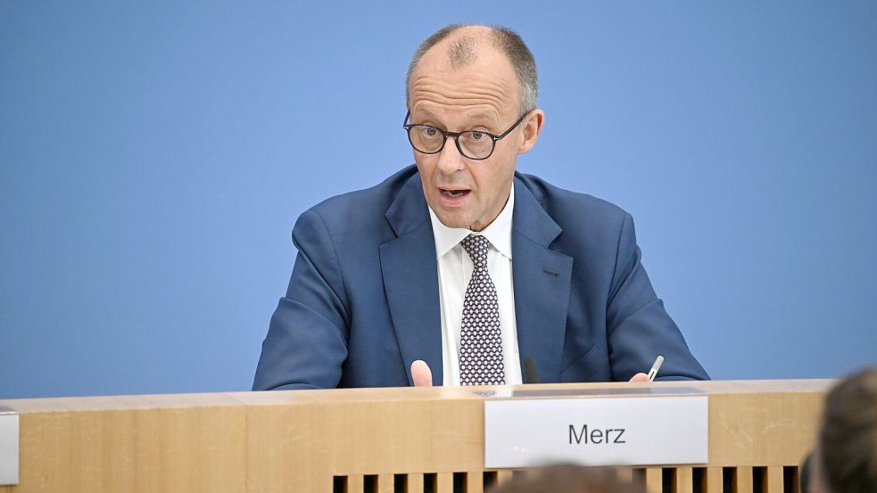 Etwa 90 Minuten lang stellte sich Kanzler Merz den Fragen der Hauptstadtjournalisten. Foto: Bernd von Jutrczenka/dpa