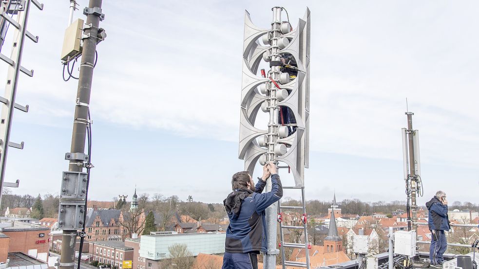 Die erste der neuen Sirenenanlagen wurde im März dieses Jahres auf dem Kreishaus in Aurich montiert. Foto: Landkreis Aurich