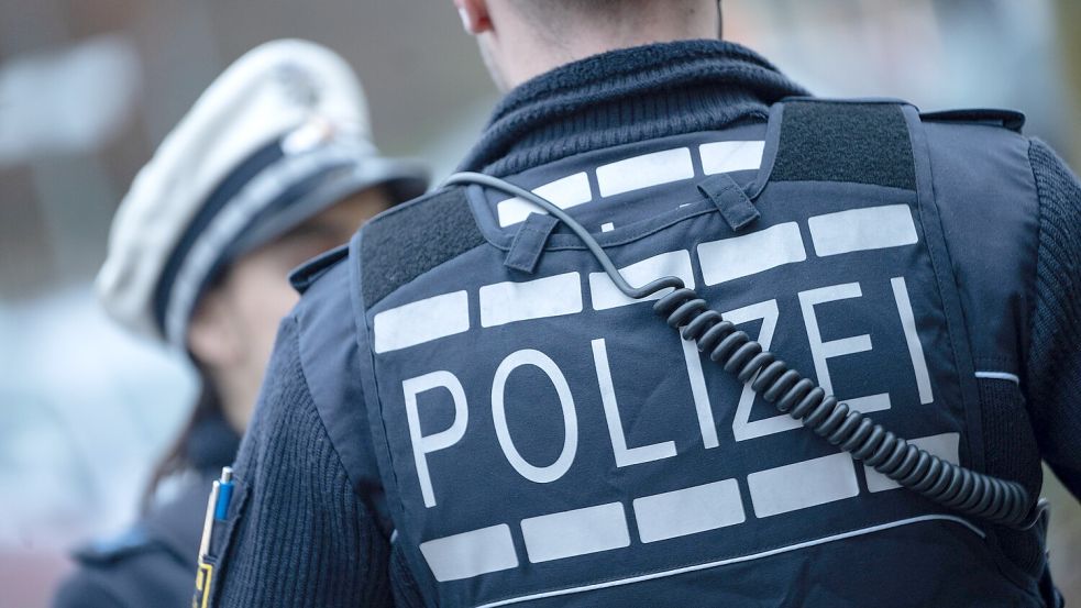 Bei Überprüfungen von gewerblichen Betrieben rund um den Bahnhof, dem Steintor und in der Innenstadt haben die Beamten 14 Gewerbeeinheiten überprüft und rund 50 Personen kontrolliert. Foto: Marijan Murat / dpa