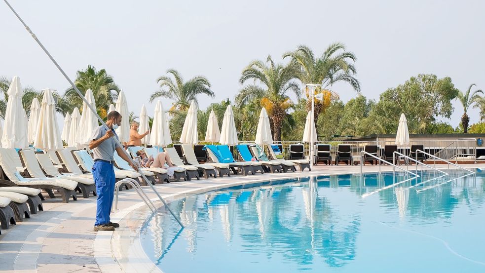 Zehn-Tage-Woche im Türkei-Tourismus: Arbeitnehmern in Hotelanlagen wird der freie Tag unbezahlt gestrichen. Foto: IMAGO/Pond5 Images