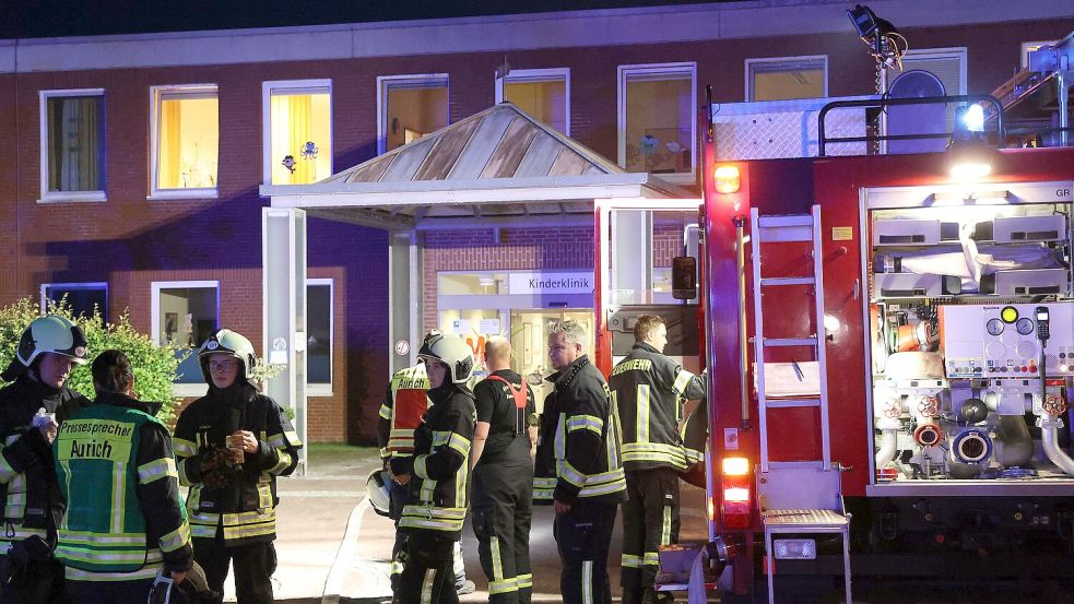 Am 4. Juli 2025 löste ein Feuer auf Station 3 des Auricher Krankenhauses einen Großeinsatz der Feuerwehr aus. Foto: Volker Altrock
