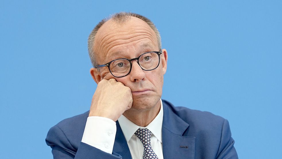 Bundeskanzler Friedrich Merz (CDU) muss sich quälenden Fragen zur gescheiterten Richterwahl stellen - und beantwortet sie nicht. Vor der Sommerpause herrscht Katerstimmung in seiner Koalition. Foto: Michael Kappeler/dpa