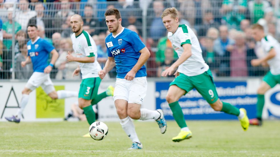 Tido Steffens spielte 2016 im letzten Kickers-Duell mit Werder mit. Aron Jóhannsson (rechts) überragte beim 8:1 der Bremer. Archivfoto: Jens Doden, Emden