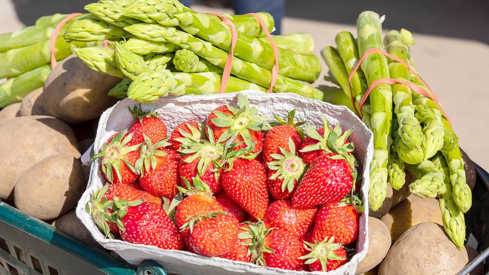 Die Erträge für regional angebaute Erdbeeren und Spargel sinken in Deutschland seit Jahren. Foto: IMAGO/penofoto