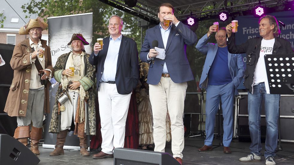 Prost: Die Piraten, Organisatoren und der OB eröffneten das Delft- und Hafenfest. Foto: Jens Doden