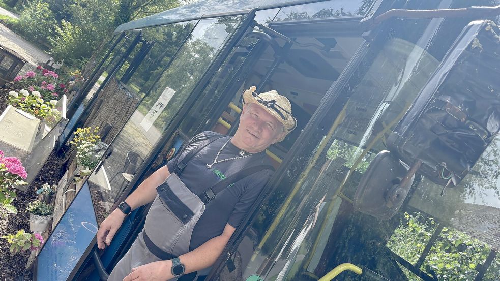 Torsten Bartelt wollte den Bus nicht verschrotten. Deswegen steht er nun am Deelenweg in Detern und funktioniert als Selbstbedienungsbus.