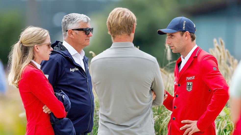 Team-Besprechung bei der EM der Springreiter. Foto: Stefan Lafrentz/dpa
