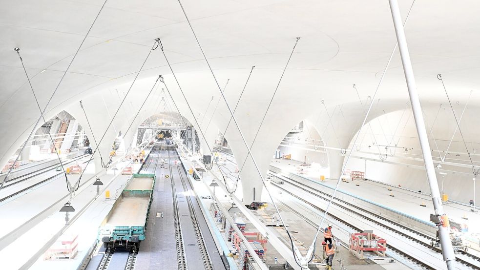 Ab Dezember 2026 sollen Züge des Fernverkehrs zum größten Teil im neuen Stuttgarter Tiefbahnhof enden. Der Regionalverkehr muss laut Bahn aber noch zum Teil bis Juli 2027 in den alten Kopfbahnhof fahren. (Archivbild) Foto: Bernd Weißbrod/dpa