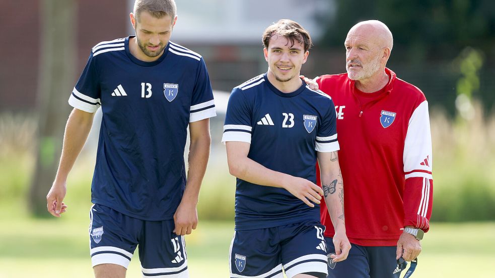 Die neuen Aufwärm-Outfits hat Kickers Emden bereits zum Vorbereitungsstart gezeigt. Jetzt wurde verraten, wie das neue Heimtrikot aussieht. Foto: Jens Doden, Emden