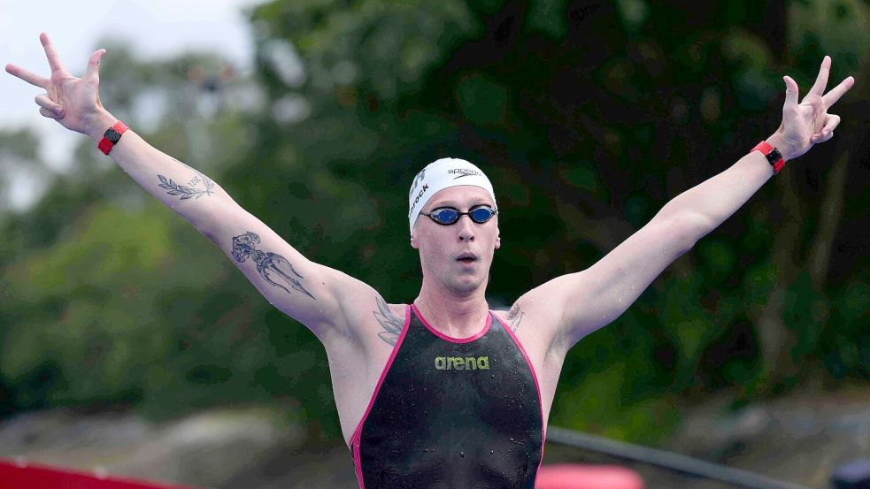 Florian Wellbrock zeigt es an: Drei Titel hat er in Singapur schon gewonnen. Foto: Vincent Thian/AP/dpa