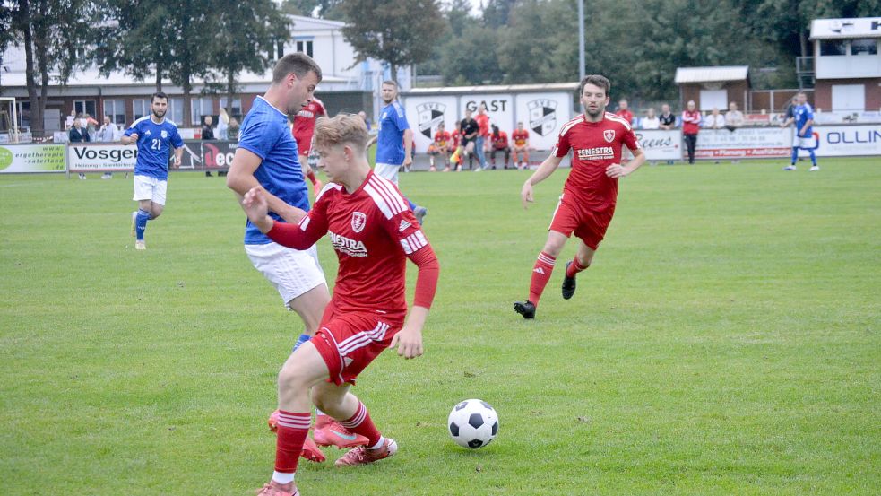 TuRa 07 Westrhauderfehn wurde bei seinem ersten Turniereinsatz im Rahmen der Strücklinger Sportwoche vom SV Gotano ausmanövriert und verlor mit 2:4 Toren. In dieser Szene wird Ben Junker von Gotanos Felix Hallwaß (links) gestoppt. Foto: Holger Weers