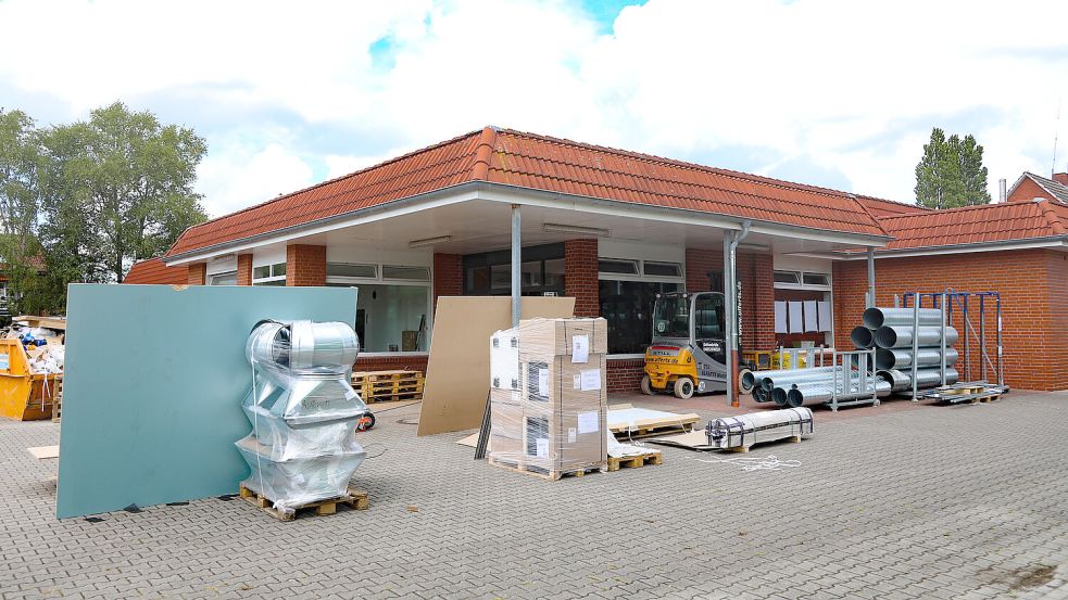 Vor dem ehemaligen Aldi im Hammerkeweg in Aurich ist zurzeit viel los: Neben zahlreichen Handwerkern werden auch viele Geräte angeliefert. Foto: Romuald Banik