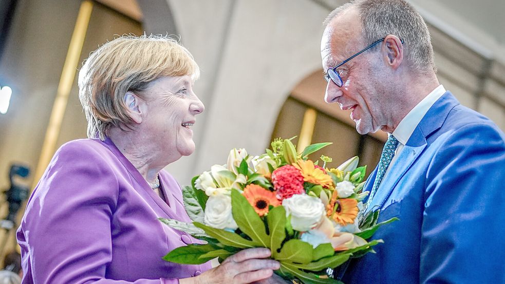 Das waren noch Zeiten: Zum 70. Geburtstag im vergangenen Jahr überreicht Friedrich Merz seiner früheren Rivalin Angela Merkel Blumen und lässt eine Feier für sie ausrichten. Foto: dpa