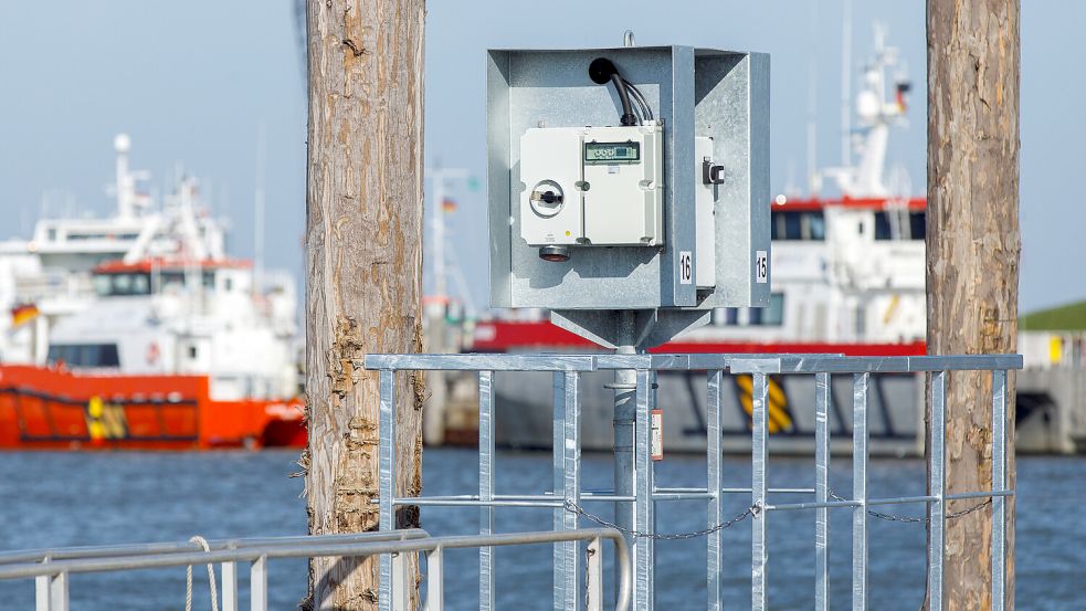 2022 hatte NPorts die Landstromanlagen in Norddeich modernisiert. Der Osthafen wird von Frachtschiffen, Fähren, Fischereischiffen und Offshore-Versorgungsschiffen genutzt. Foto: NPorts/Andreas Burmann