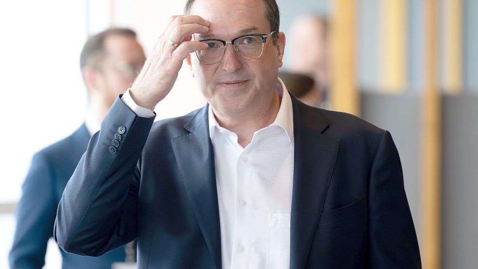 Alexander Dobrindt (CSU), Bundesinnenminister, beim europäischen Ministertreffen zur Migrationspolitik auf der Zugspitze. Bisher hat er vor allem Glück. Foto: Sven Hoppe