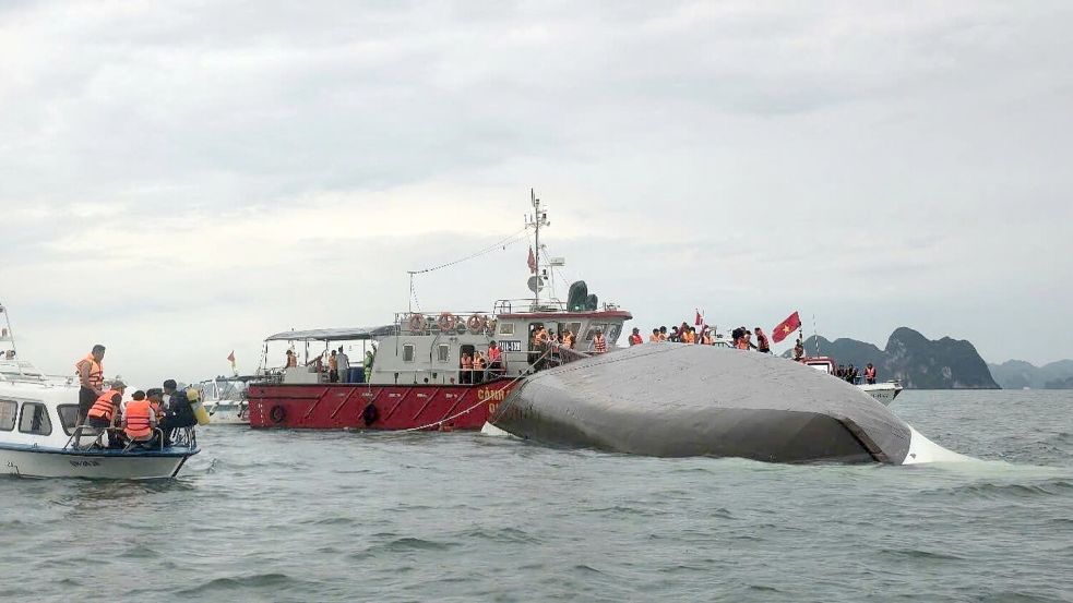 Mindestens 18 Menschen sind bei dem Bootsunglück in der Halong-Bucht gestorben. Rettungskräfte suchen nach weiteren Vermissten. Foto: VNA/Xinhua/dpa