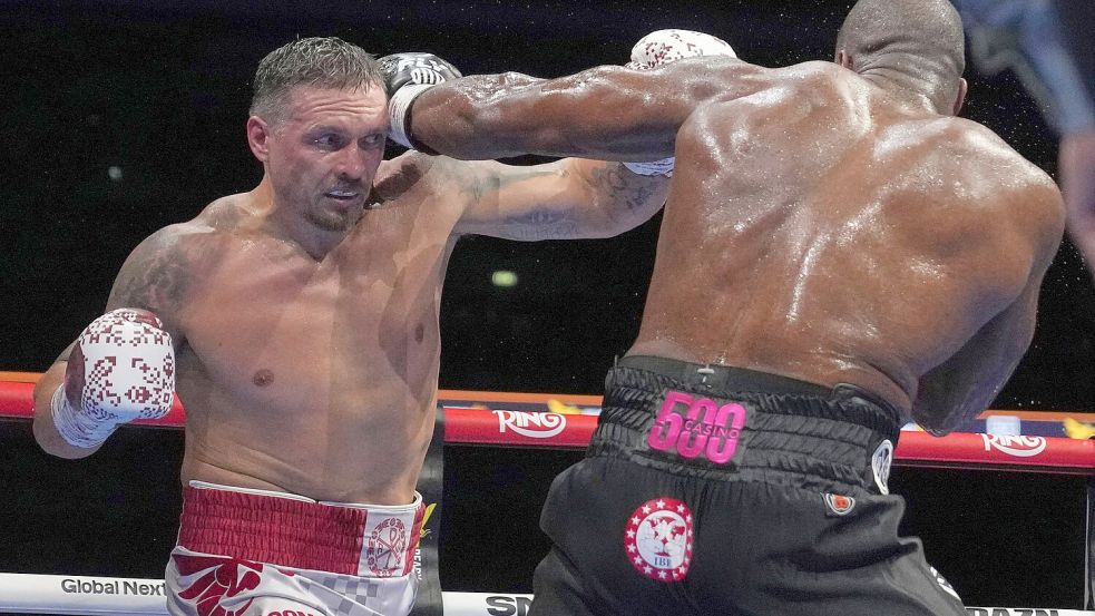 Usyk (l.) hält jetzt die Gürtel der vier wichtigsten Box-Verbände. Foto: Frank Augstein/AP/dpa