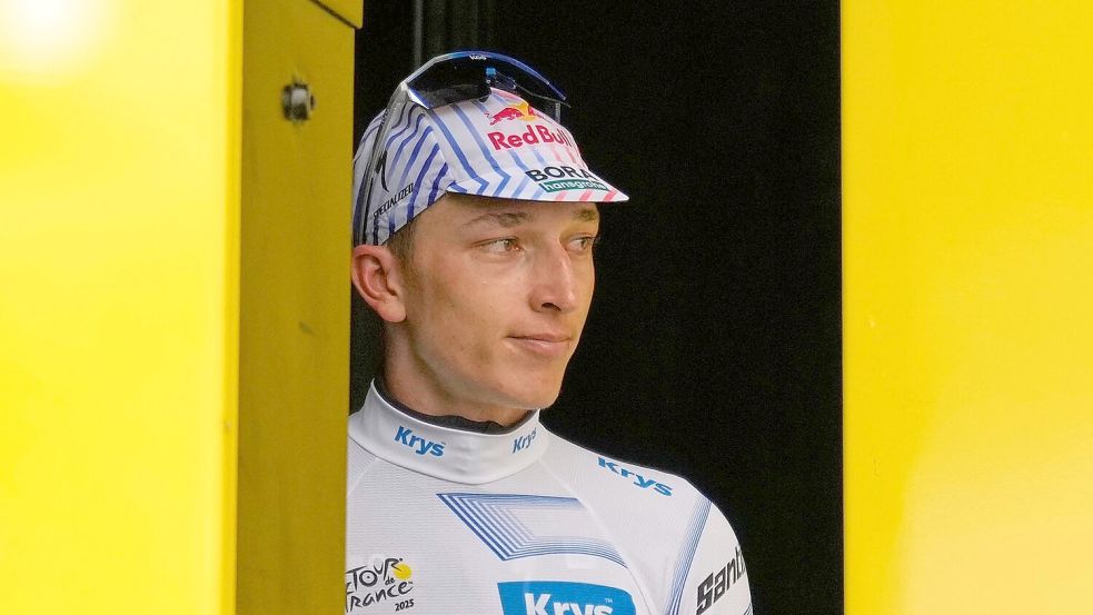Florian Lipowitz trägt bei der Tour de France nun das Weiße Trikot des besten Nachwuchsfahrers. Foto: Mosa’ab Elshamy/AP/dpa