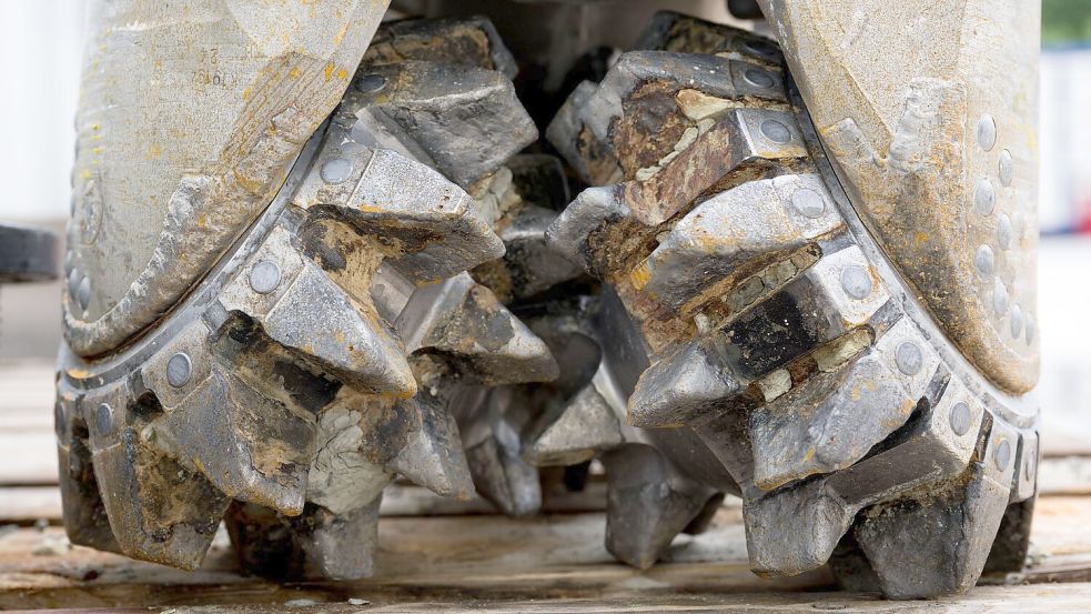 Bei Bohrungen für die Tiefen-Geothermie fressen sich die Bohrmeißel kilometerweit in den Erduntergrund, dementsprechend teuer sind die Projekte. Eine Fündigkeitsversicherung soll die finanziellen Risiken für Kommunen und Unternehmen erträglich machen. (Symbolbild) Foto: Tobias Hase/dpa