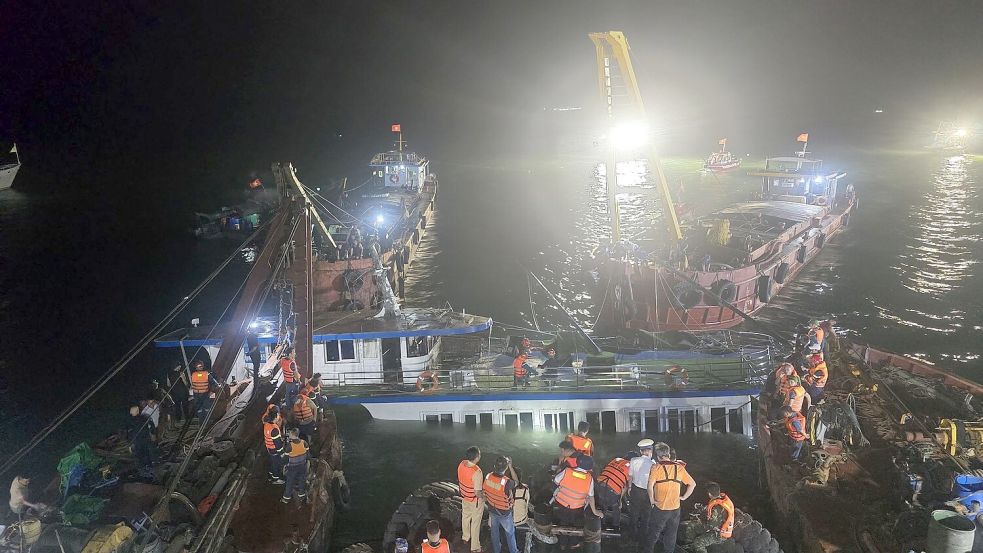 Mehr als 30 Schiffe waren an der Bergungsaktion beteiligt. Foto: VNA/Handout via Xinhua/dpa
