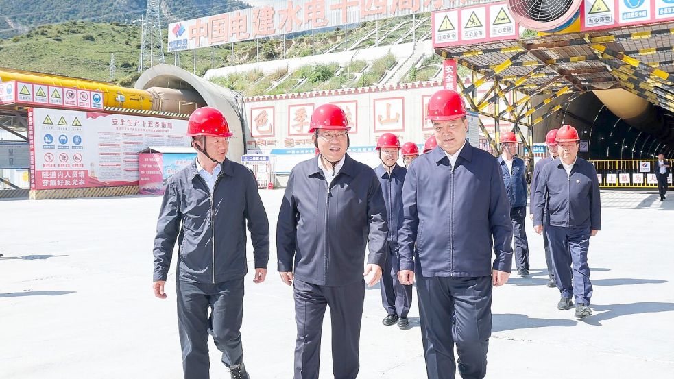 Chinas Ministerpräsident Li besuchte in Tibet auch andere Großbauprojekte. Foto: Liu Bin/XinHua/dpa