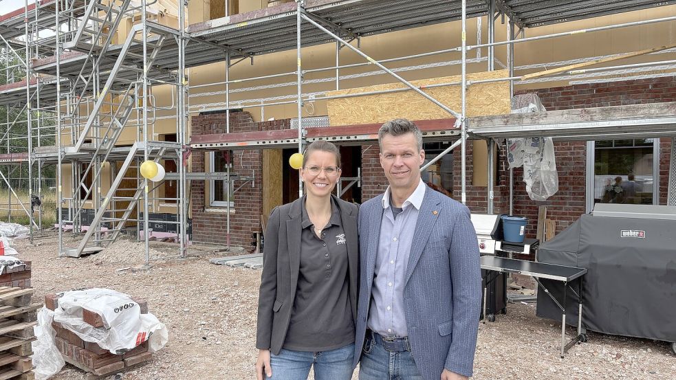 Die Zahnärztin Wiebke-Würdemann Arndt macht sich in Westrhauderfehn selbstständig. Gemeinsam mit ihrem Ehemann Ingo Arndt lässt sie derzeit ein Mehrzweckgebäude mit Praxis und Wohnungen in der Dr.-Douwes-Straße 7 errichten. Foto: Horst Kruse