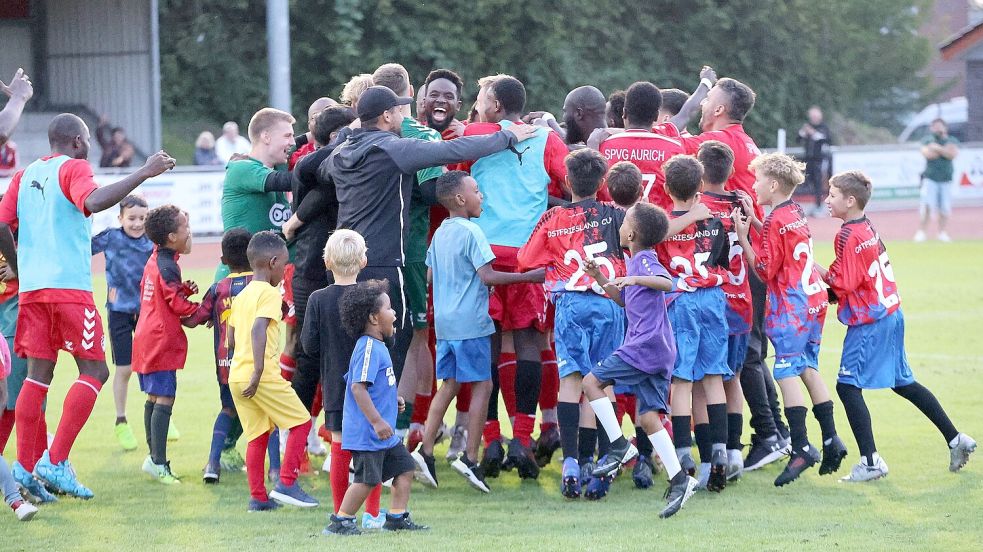 Nach dem siegreichen Elfmeterschießen bricht bei den Aurichern große Freude auf dem Ellenfeld aus. Fotos: Wilfried Gronewold