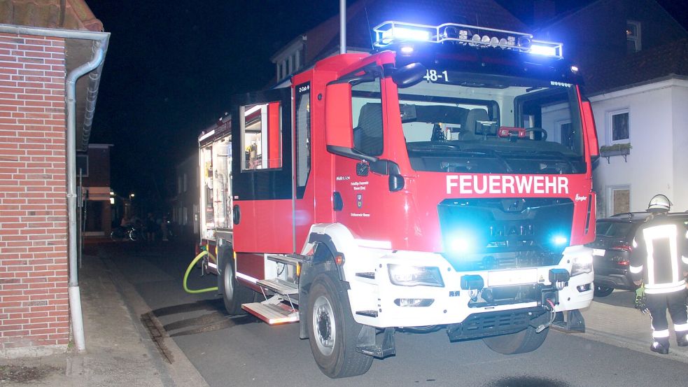 In der Nacht zu Sonntag rückte die Feuerwehr Weener zu einem Brand an einem Wohnhaus aus. Foto: Joachim Rand/Feuerwehr