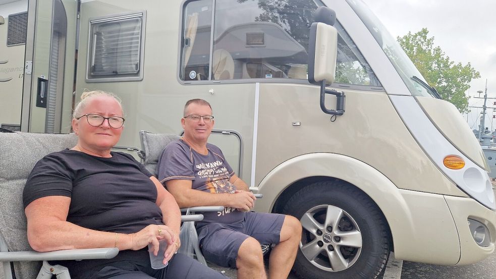 Catharina und Stefan Johansson kommen aus einer Kleinstadt in der Nähe von Stockholm und machen mit dem Wohnmobil einen Stopp in Weener. Foto: Tatjana Gettkowski