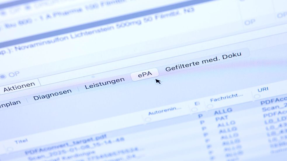 Patienten können ihre E-Akte in Praxen befüllen lassen, auch ohne selbst hineinzuschauen. (Archivbild) Foto: Rolf Vennenbernd/dpa-Pool/dpa