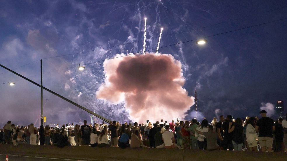 Ein Feuerwerkskörper explodierte in zu niedriger Höhe über den Zuschauen. Foto: David Young/dpa