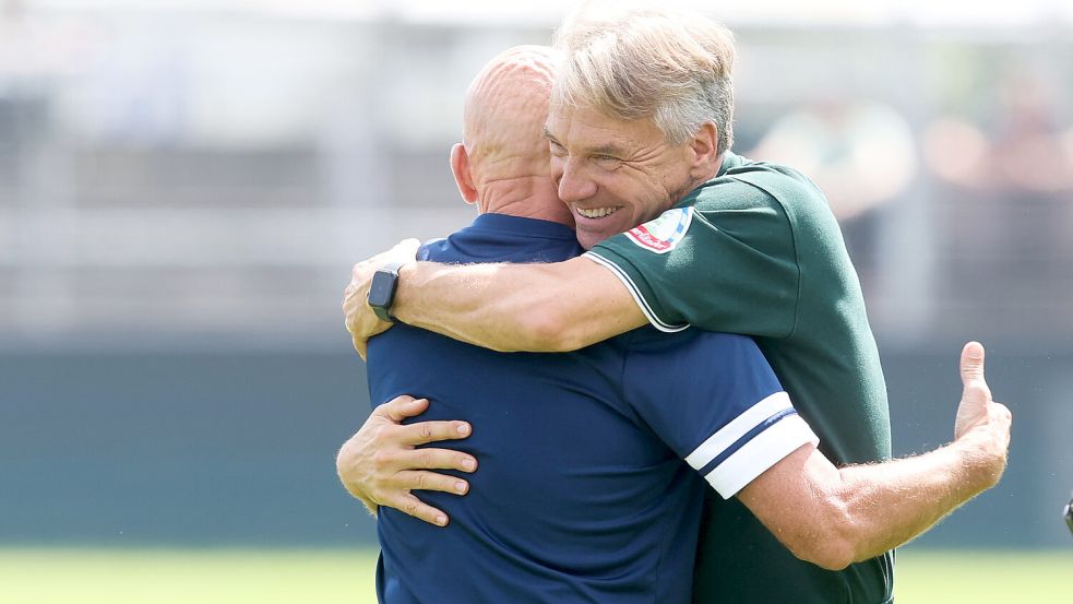 Stefan Emmerling und Horst Steffen haben vor 25 Jahren zusammen beim MSV Duisburg gespielt. Foto: Jens Doden, Emden