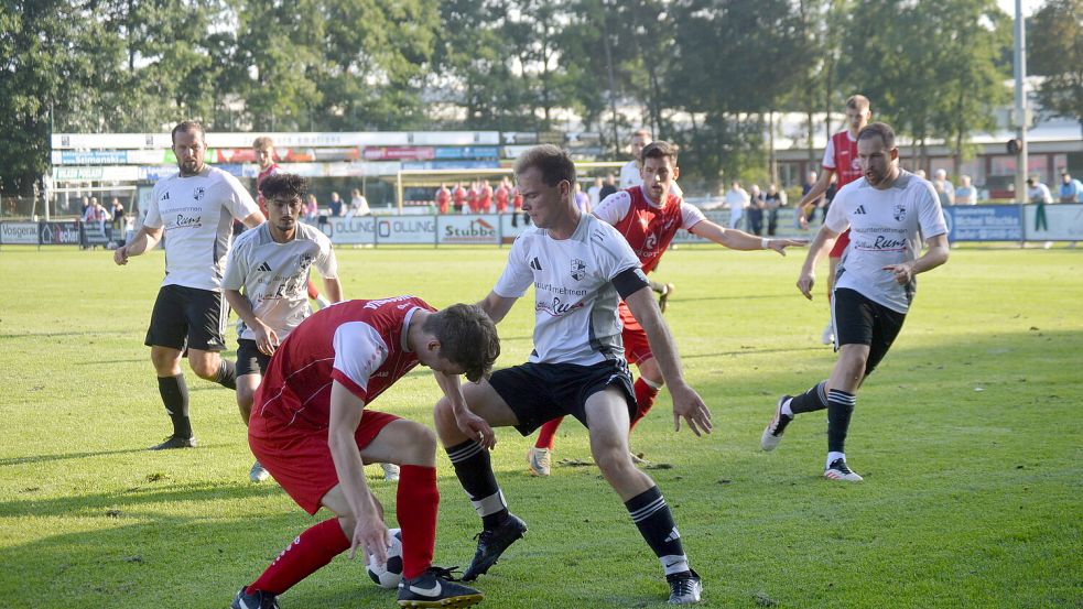 Strücklingens Abwehr (am Ball SVS-Kapitän Ole Koppelkamm) kämpfte um jeden Zentimeter Boden. Ihrhove bemühte sich nach dem schnellen 1:1-Ausgleich vergeblich um weitere Treffer. Fotos: Weers