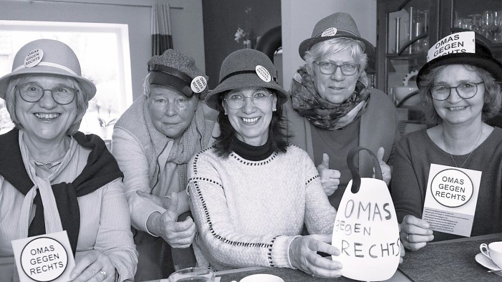 Bettina Hoppe (Mitte) gründete mit (von links) Ulrike Ernsing, Heike Harms, Karin Harms und Margret Tobiassen die „Omas gegen rechts“ in Aurich. Foto: Romuald Banik/Archiv