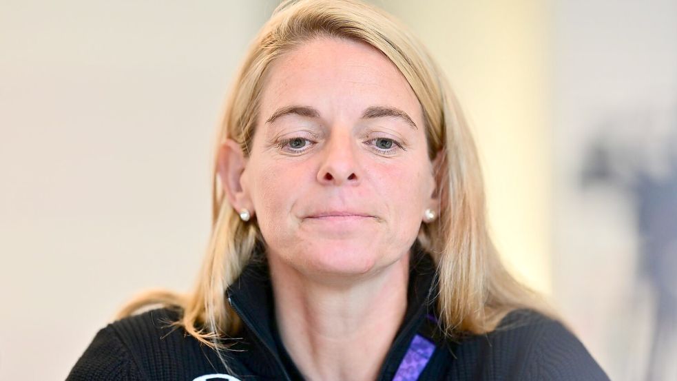 DFB-Sportdirektorin Nia Künzer erklärt, was kaum zu erklären ist: Hendrichs Rote Karte. Foto: Sebastian Christoph Gollnow/dpa