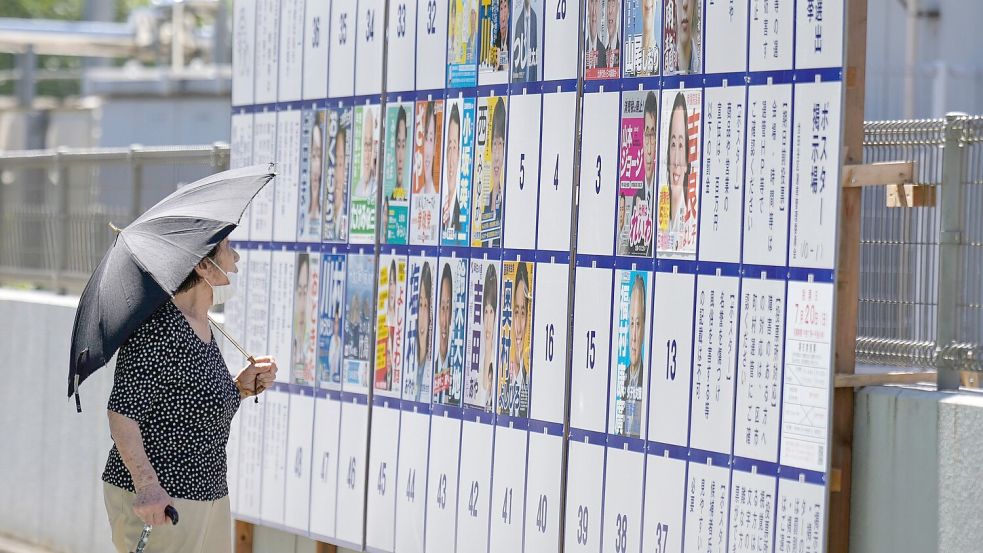 Japans Regierungskoalition droht bei der Oberhauswahl ein folgenschwerer Rückschlag. Foto: Eugene Hoshiko/AP/dpa