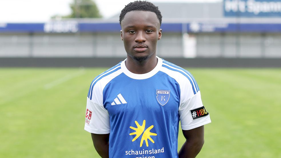 Emanuel Adou trug am Sonnabend im Spiel gegen Werder bereits das Kickers-Trikot. Am Sonntag wurden jetzt die offiziellen Portraitfotos für die neue Saison gemacht. Fotos: Jens Doden, Emden