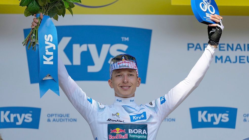Florian Lipowitz fährt bei der Tour weiter in Weiß. Foto: Mosa’ab Elshamy/AP/dpa