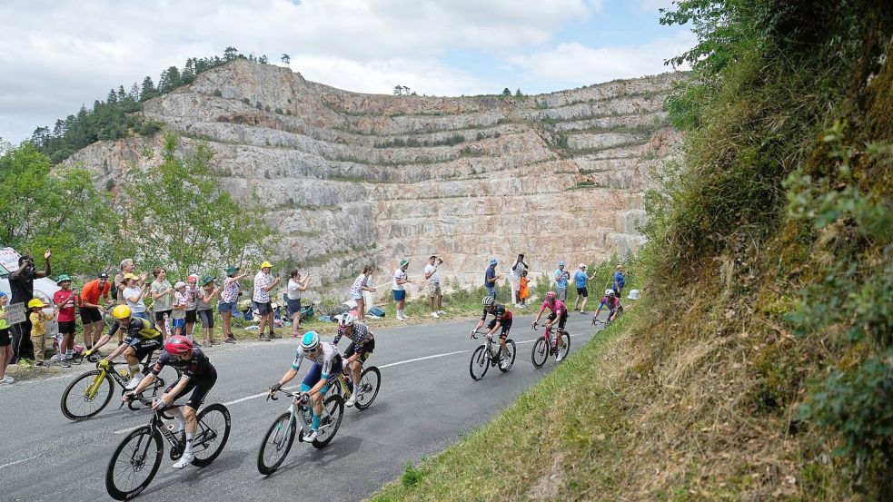 Das Fahrerfeld der Tour de France auf dem Weg nach Carcassonne. Foto: Mosa’ab Elshamy/AP/dpa