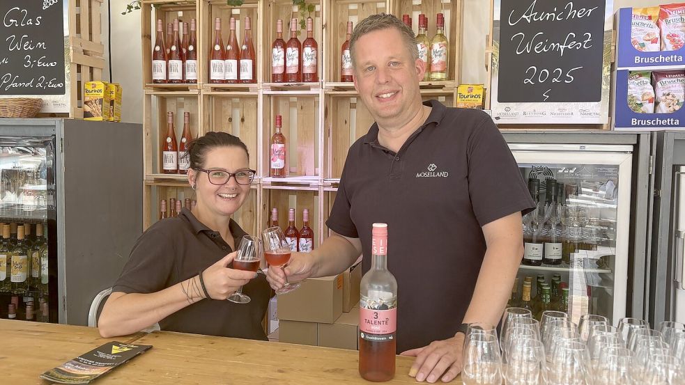Indra Schnabel und Marc Hövelmann sind schon seit vielen Jahren gern beim Weinfest dabei. Foto: Eva van Loh