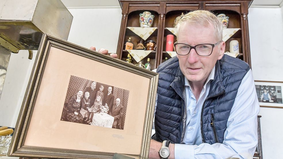 Reinhard Hinrichs am Tresen mit einem Familienbild seiner Großeltern. Foto: Klaus Ortgies