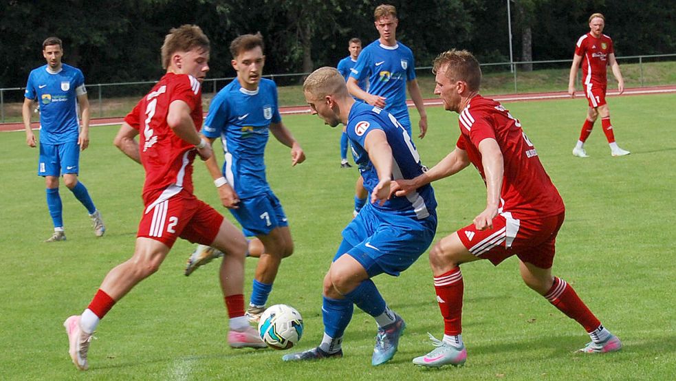 Für BW Papenburg, am Ball Keno Buß, gab es gegen den TuS Pewsum kaum ein Durchkommen. Foto: Reemts